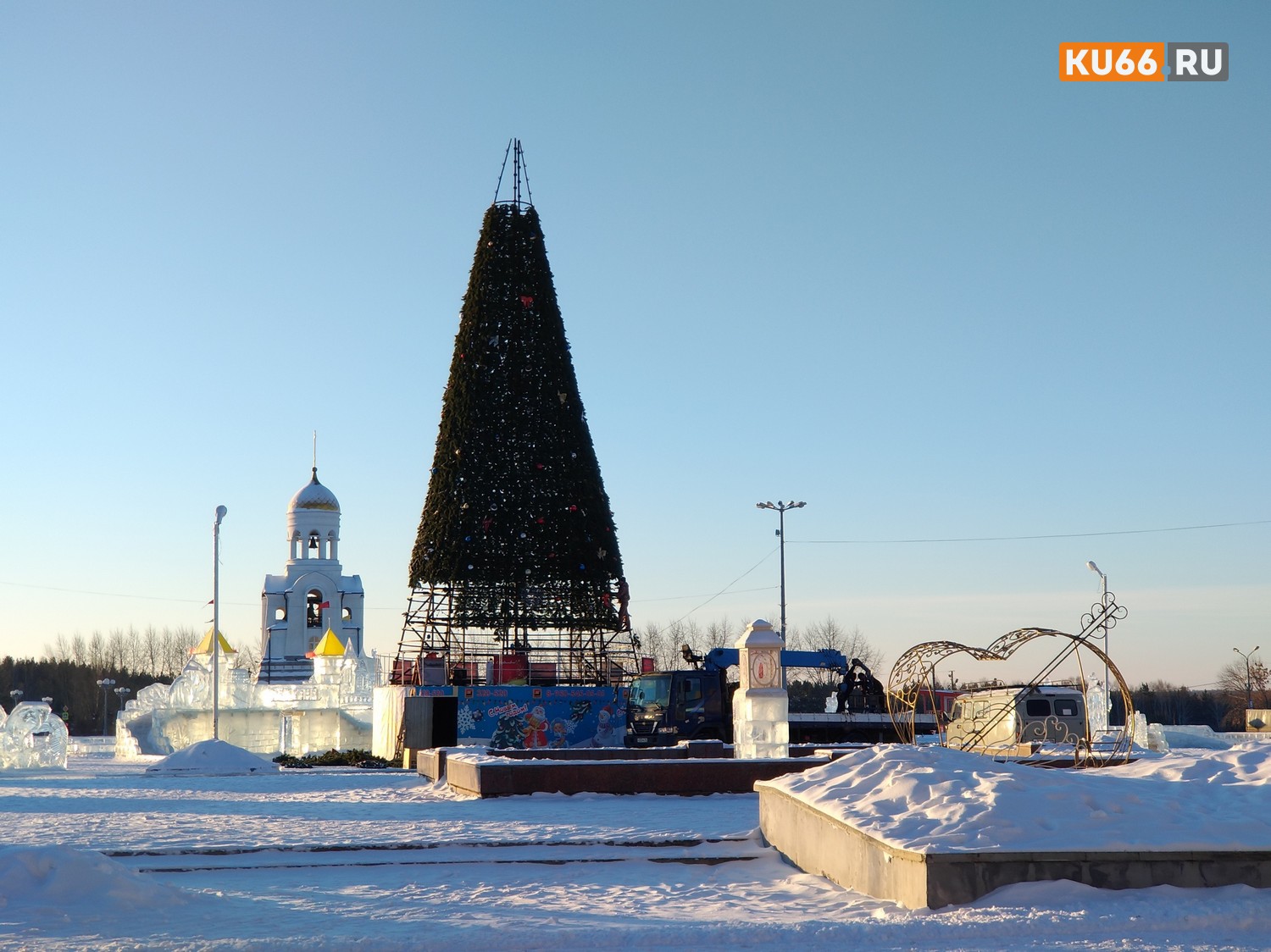 Зимняя сказка закончилась: в Каменске-Уральском разбирают новогодние городки – работают в центре города и парке трубников