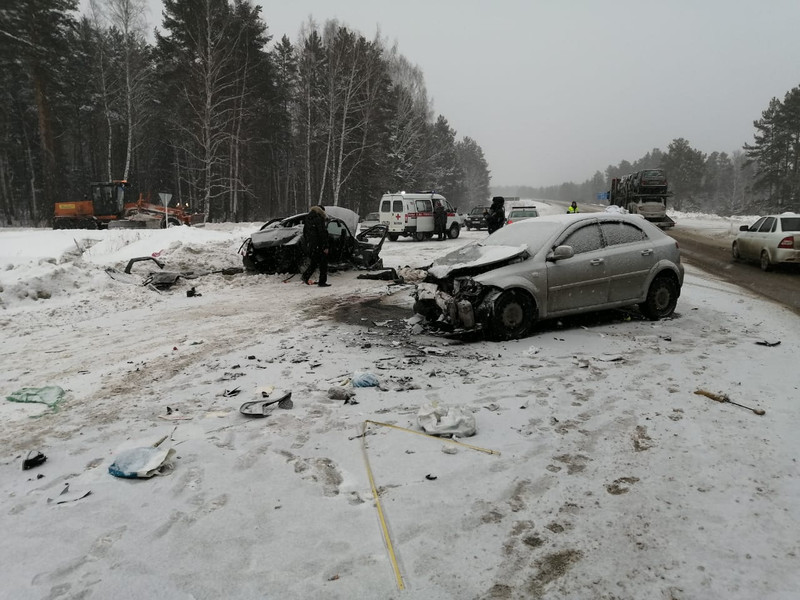 Слишком уверенные в себе водители могут поплатиться… Из-за снегопада на дорогах Свердловской области возникла напряженная обстановка