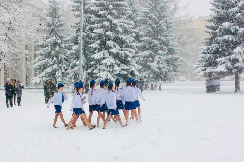 В Екатеринбурге школьниц отправили маршировать по сугробам с голыми ногами