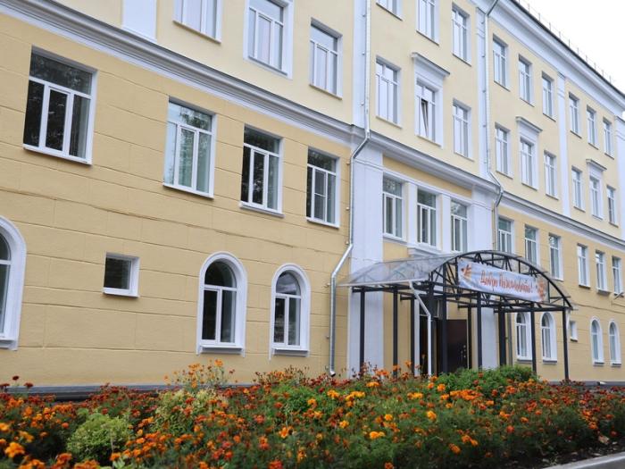 Не просто ремонт, а трансформация: как капитальный ремонт изменил школу №5 в Каменске-Уральском | В Каменске-Уральском на 198 млн рублей отремонтировали школы — глава проверил готовность