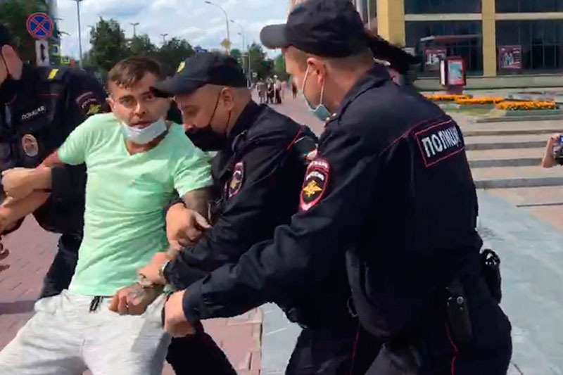 Каменца с плакатом «Хабаровск, мы с тобой» жестко задержали в Екатеринбурге. Адвокатов и жену к нему не пускают. Скоро суд