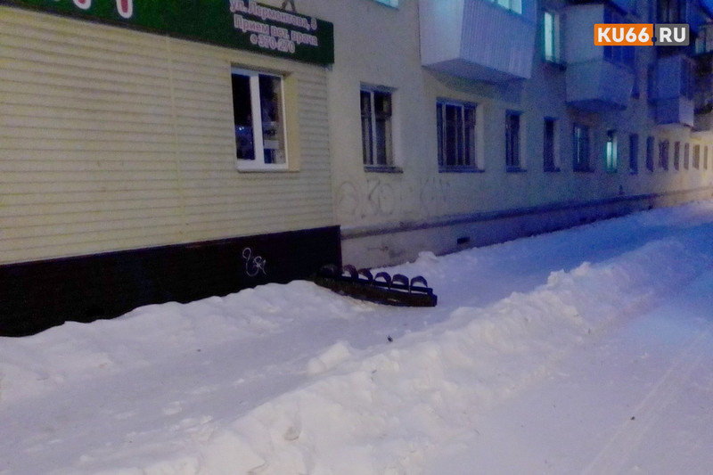 «Хорошо, что не было машин и людей». Ветер продолжает буйствовать в Каменске-Уральском — металлический оголовок упал к ногам мужчины