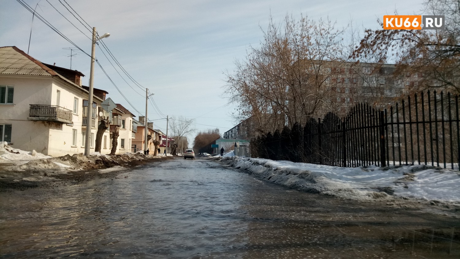 В Каменске-Уральском начали откачивать лужи во дворах жилых домов. Кое-где уже закончили, но работы еще предостаточно!