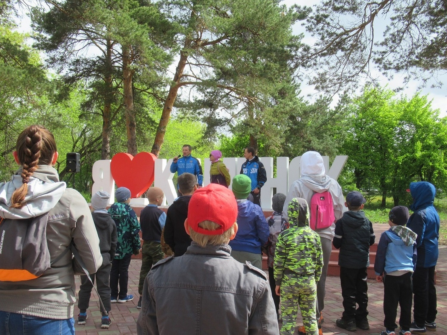 Несмотря на погоду, в Каменске-Уральском прошла очередная зарядка — в этот раз с чемпионом мира Дмитрием Хомицевичем. Пришли человек сто...