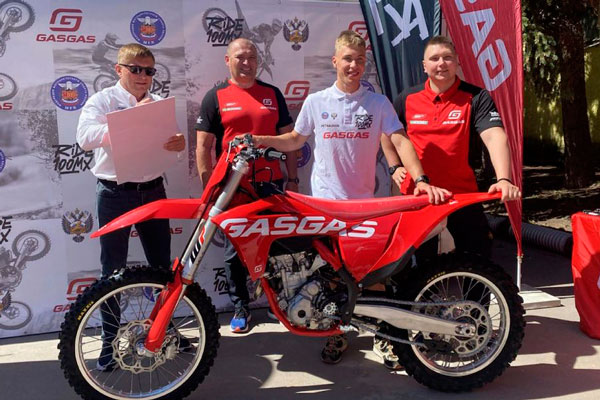 Спортсмены сборной России по мотокроссу, среди которых есть и представители Каменска-Уральского, получили новые мотоциклы