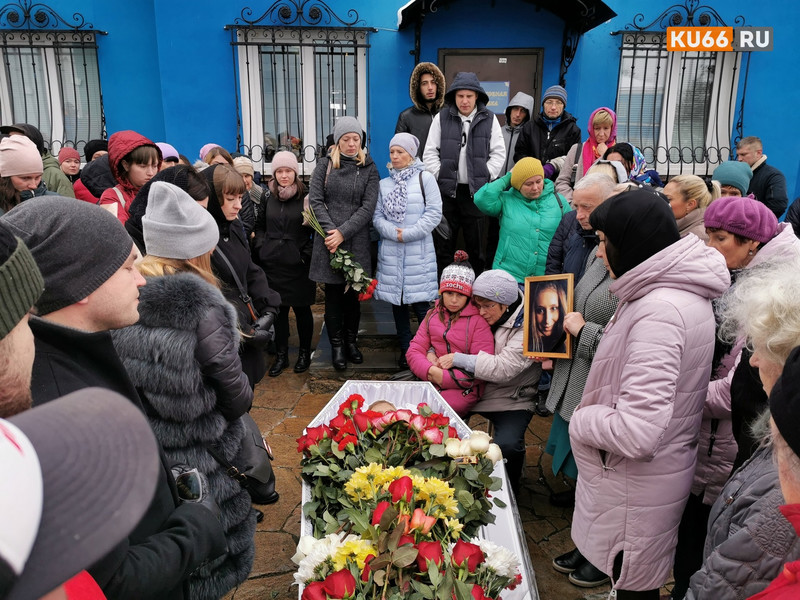 Похороны Ксении Каторгиной в Каменске-Уральском: федеральные СМИ, убитые горем мама с дочкой и сотни простых людей...