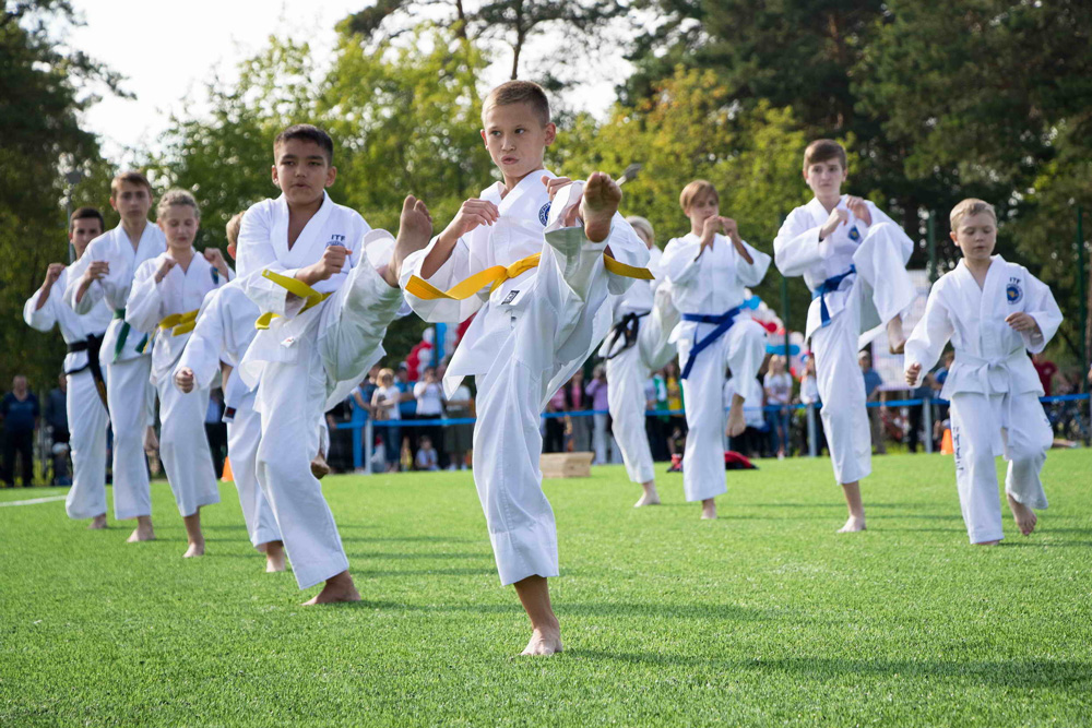 Футбольное поле СК «Космос» подарили жителям Каменска-Уральского в День физкультурника. Говорят, спортом у нас занимается свыше 40 тыс. чел.