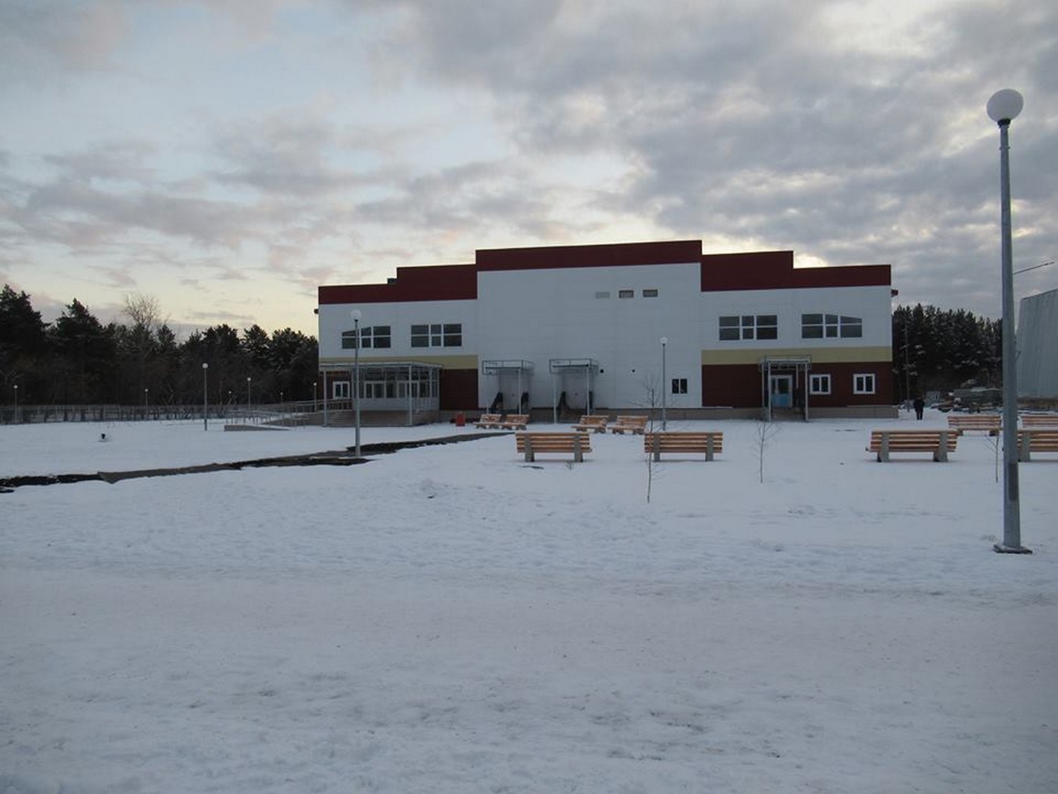 Дело движется: ледовую арену крытого катка в Каменске-Уральском готовят к покраске, а трубы в ее теле заполняют охлаждающей жидкостью