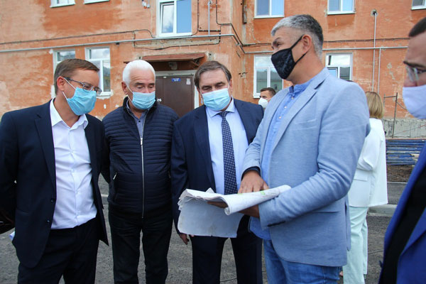 «Евгений Владимирович всегда держит слово». Департамент информполитики — о визите министра Смирнова в Каменск и осмотр двора для шести домов