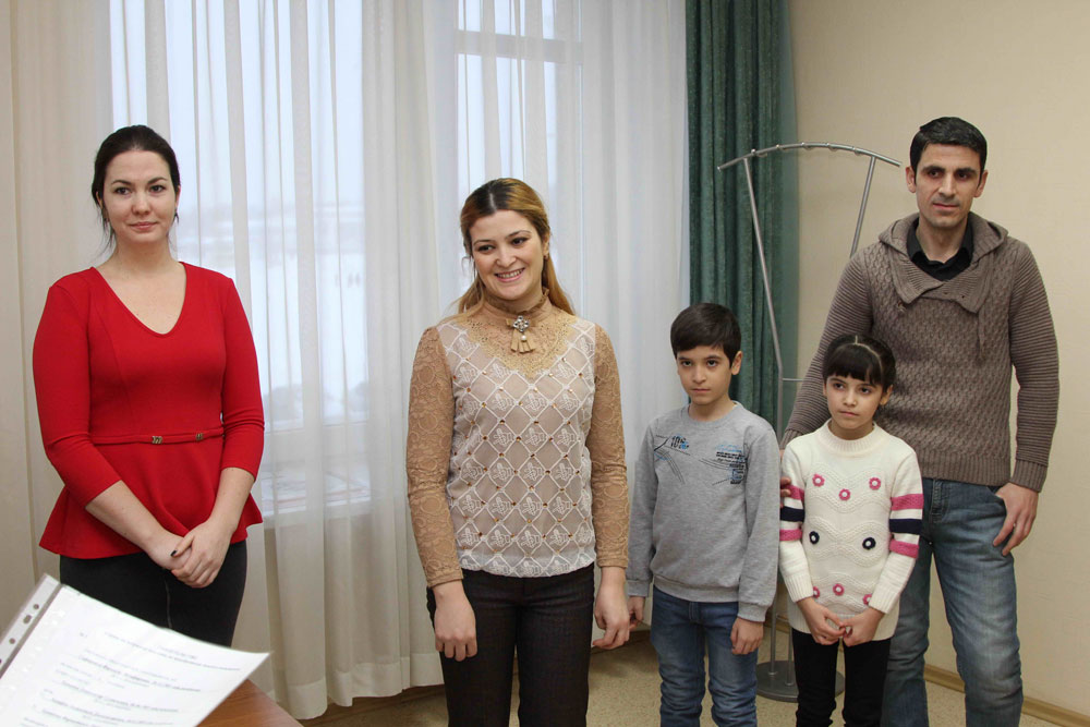 Первые ласточки этого года. Стоматолог-ортопед и гинеколог получили от вице-мэра Каменска-Уральского свидетельства на приобретение жилья