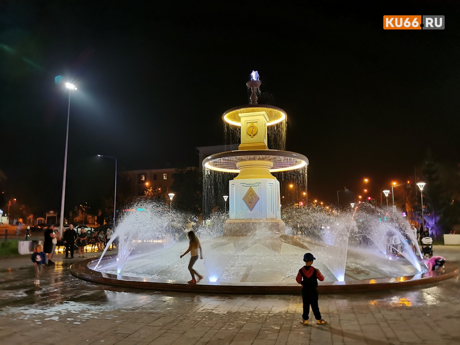 В мэрии решают, оставлять ли ночную иллюминацию у нового фонтана в Каменске-Уральском. Вспоминают заграничный опыт...