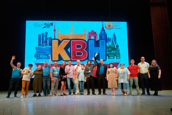 В полуфинале игр КВН "Лига работающей молодежи" в Каменске-Уральском шутками "мерялись" местные команды с гостями из Асбеста