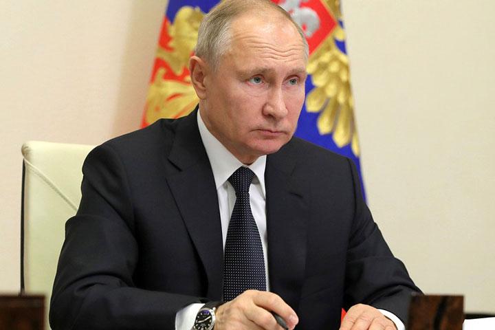 Путин поручил увеличить вдвое выплаты медикам, работающим в праздники