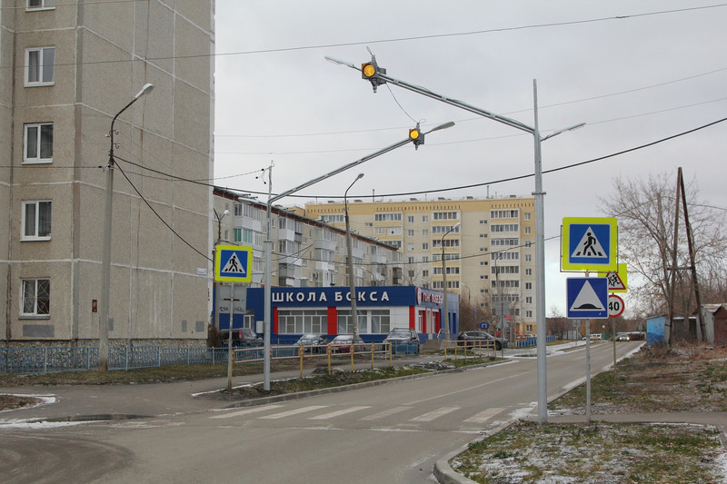 Перейти на ту сторону будет легче. На улице Прокопьева в Каменске-Уральском установили светофор, предупреждающий водителей о пешеходнике
