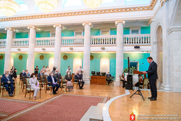 «Вы стали ангелами-хранителями для тысяч уральцев». Губернатор наградил врача детской горбольницы Каменска-Уральского орденом Пирогова