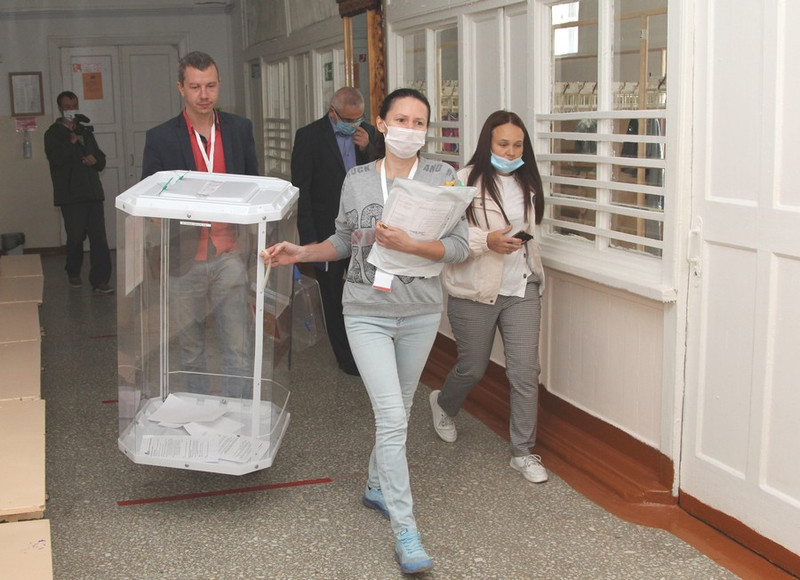 Полицейские, спасатели, медики, чиновники и члены УИК репетировали, как эвакуироваться в дни выборов с избирательных участков в Каменске