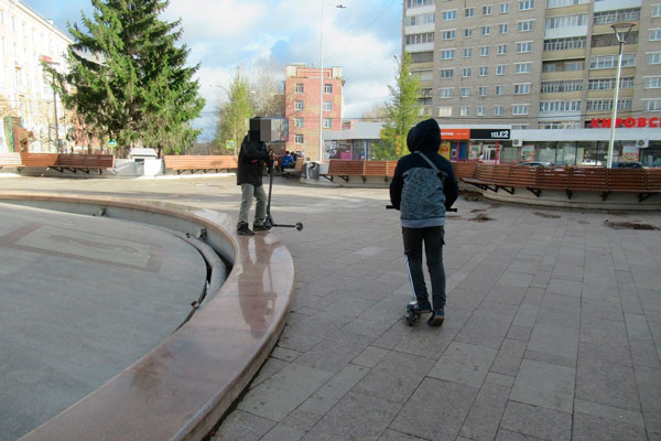 Подростки, рассекающие по элементам фонтана на пл. Горького в Каменске-Уральском на самокатах, удивились замечанию, что делать этого нельзя Подростки, рассекающие по элементам фонтана на пл. Горького в Каменске-Уральском на самокатах, удивились замечанию, что делать этого нельзя