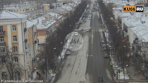 «Вечером здесь будет пробища». На оживленном перекрестке в Каменске-Уральском погасли светофоры. Инспекторы ГИБДД ведут себя странно...