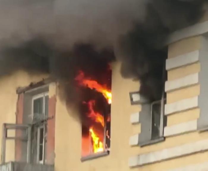 «Эвакуированы 15 человек, двоих спасли»: подробности крупного пожара в Каменске-Уральском  | В Каменске-Уральском произошёл крупный пожар
