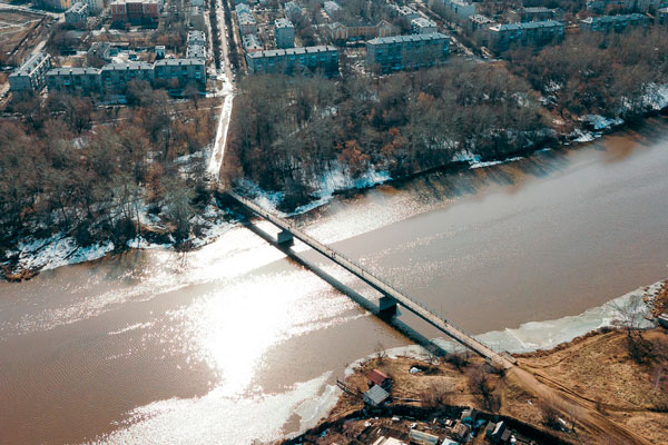 Летом в Каменске-Уральском начнут ремонтировать мост через Исеть к Монастырке. Людей будут перевозить на кораблике