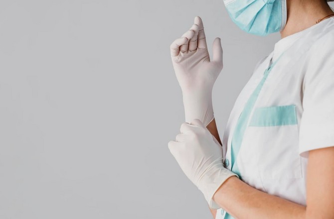 Правительство скорректировало выплаты медикам за работу с больными COVID-19