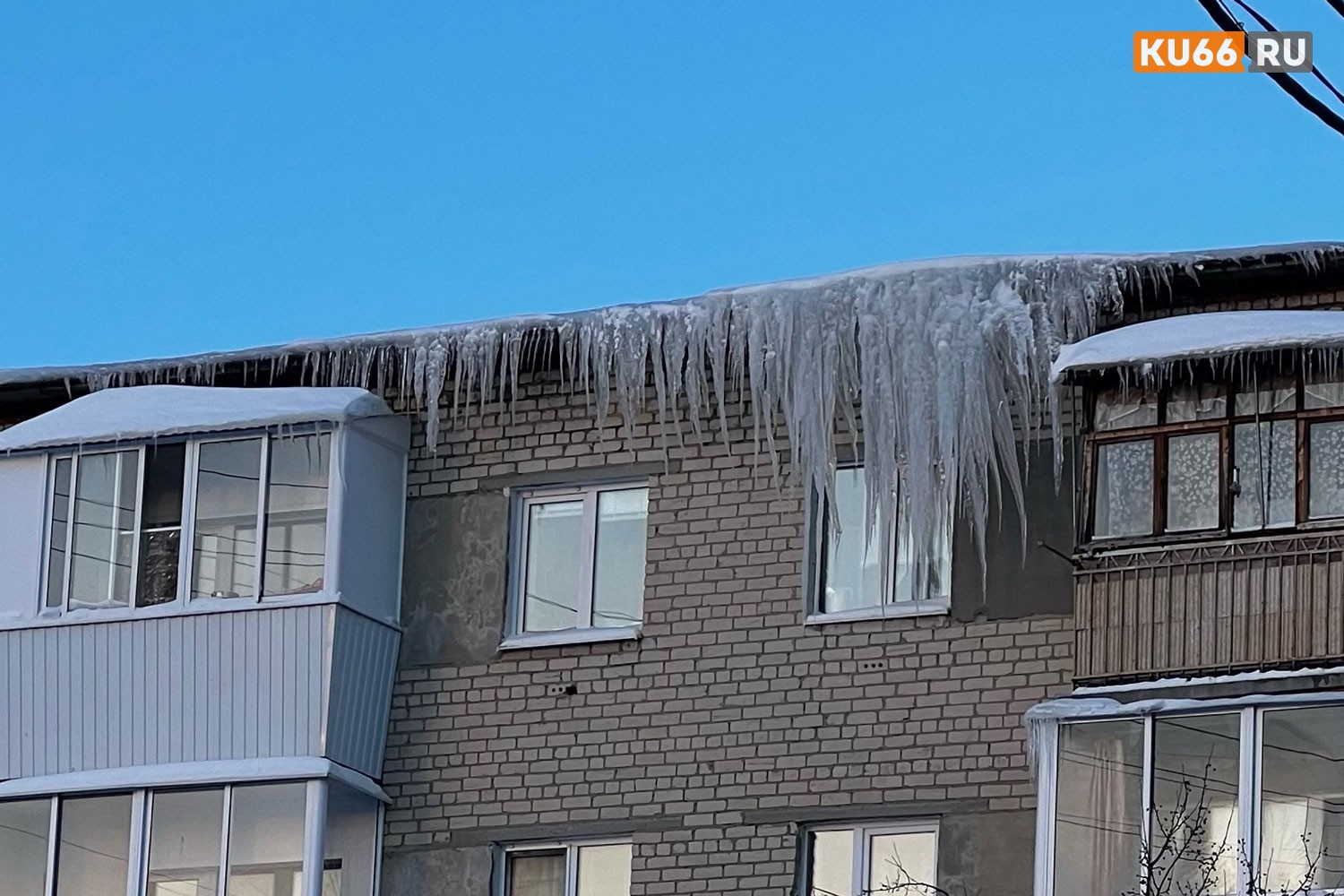 Жители Каменска-Уральского пожаловались на смертоносные сосульки