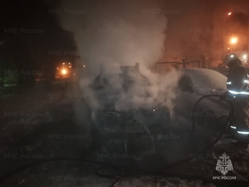В Каменске-Уральском поздним вечером сгорела иномарка, поврежден соседний автомобиль ВАЗ. ВИДЕО