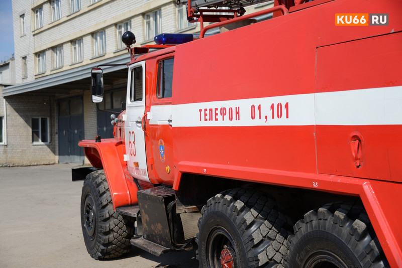 Ночью в деревне Ключи под Каменском-Уральским сгорел дачный дом на 54 «квадрата» – пепелище потушили только под утро