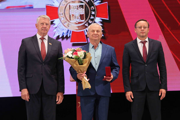 В присутствии губернатора в Каменске-Уральском вручили медали "За заслуги перед городом" и "Почётный гражданин". Кто войдёт в историю?