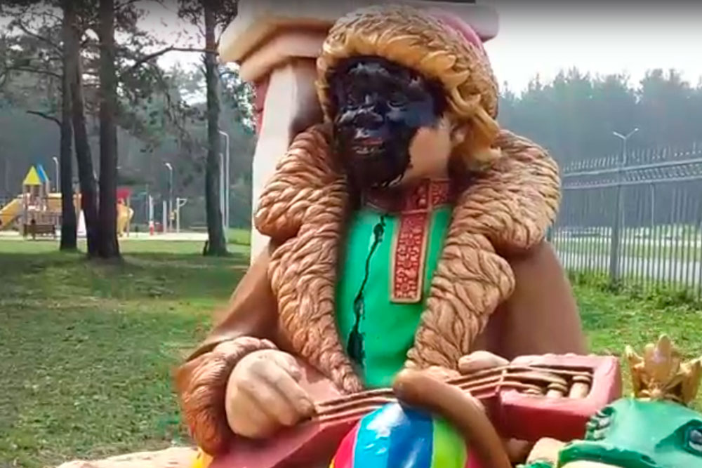 Вандалы изуродовали лицо фигуры Емели в парке «Космос» в Каменске-Уральском — его разрисовали толстым слоем черной краски Вандалы изуродовали лицо фигуры Емели в парке «Космос» в Каменске-Уральском — его разрисовали толстым слоем черной краски