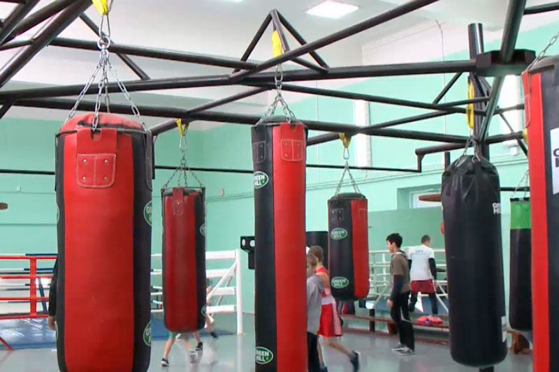 В боксерских секциях в Каменске-Уральском появился новый инвентарь — в спортивные секции идет все больше молодежи. Благодарите губернатора!