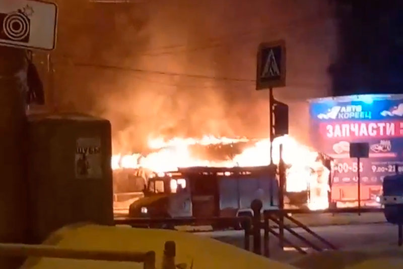 Под утро в Каменске-Уральском горел ларек по продаже шаурмы — огонь разошелся на площади 60 «квадратов». Потушили его за полчаса Под утро в Каменске-Уральском горел ларек по продаже шаурмы — огонь разошелся на площади 60 «квадратов». Потушили его за полчаса