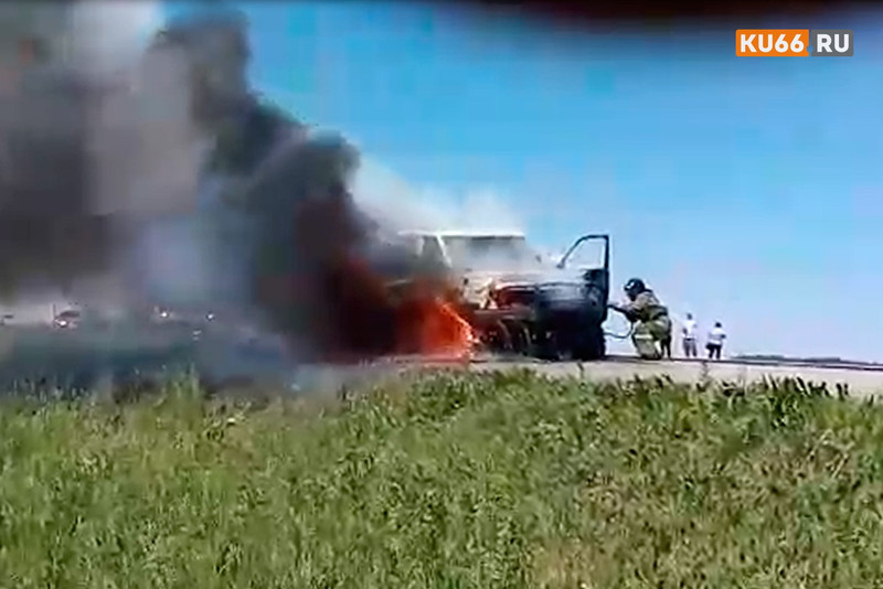 Пожар произошел днем на Колчеданском тракте - у поворота на деревню Монастырка под Каменском-Уральским за считанные минуты сгорел УАЗ