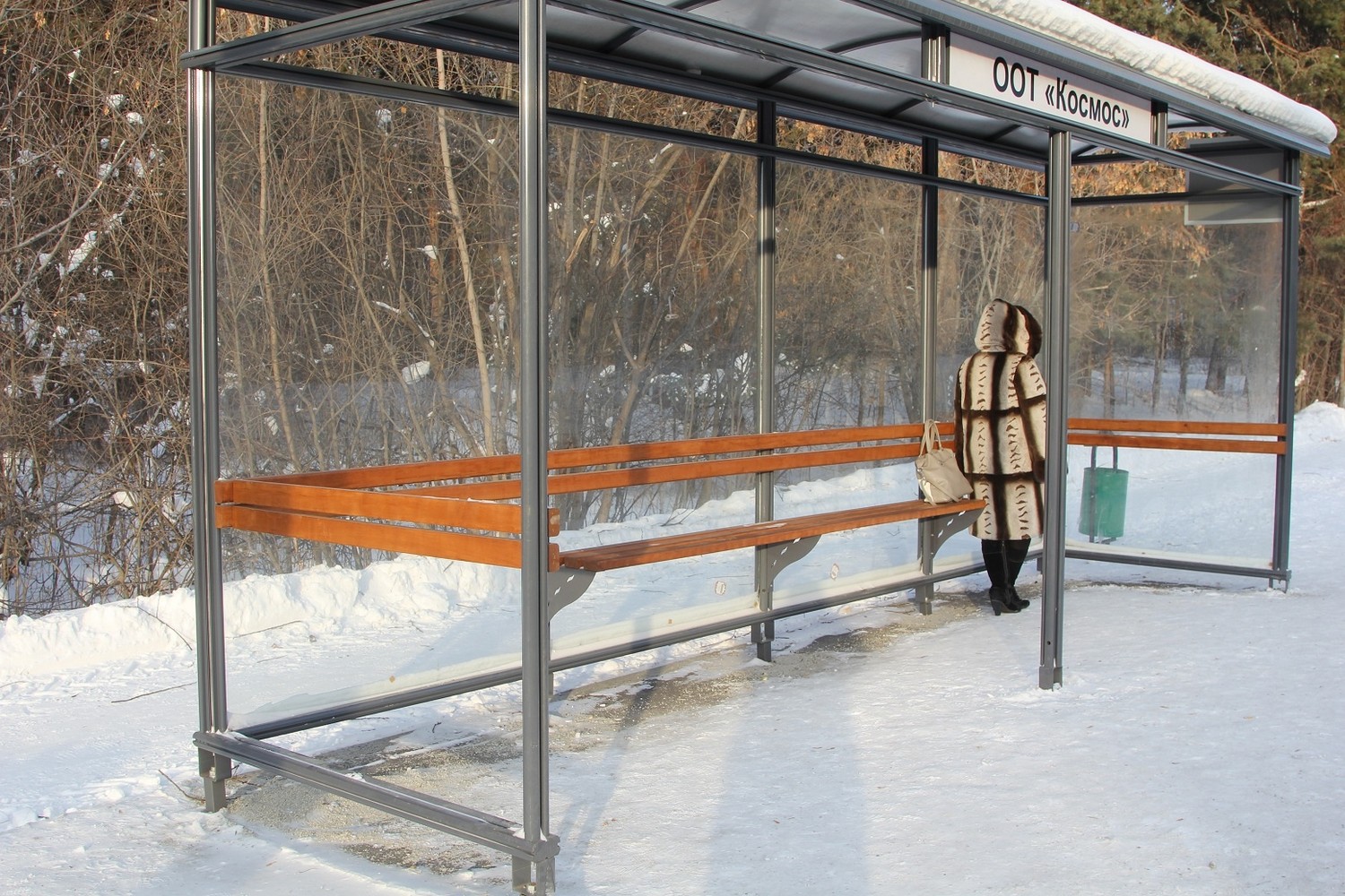 Неизвестные пытались украсть антивандальные стекла на остановке в Каменске-Уральском. Власть бьет тревогу: «Рассчитываем на помощь жителей!»