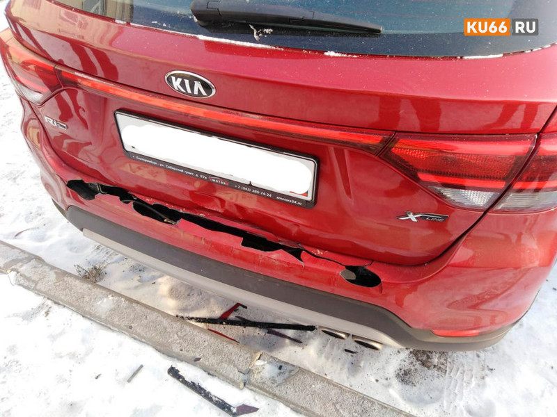 Полицейские прокомментировали ДТП в Каменске-Уральском, в котором, по мнению пострадавших, виновник снес им пол-машины и скрылся