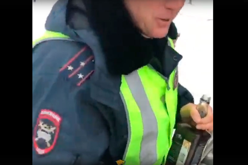Российские полицейские залили в машину виски вместо омывающей жидкости. ВИДЕО