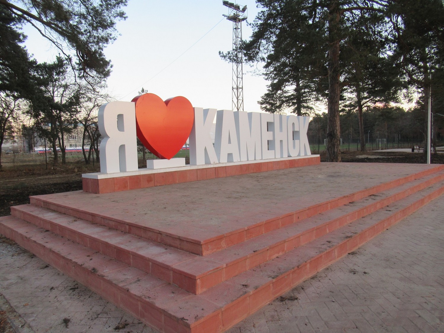 Городской парк в Каменске-Уральском еще не открыли, а вандалы уже примеряются к фигурам. «Подрядчик в курсе, что неизвестные напакостили»