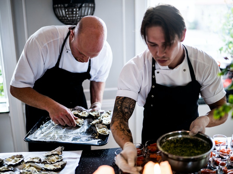 Зарплаты выросли, специалистов нет: в Свердловской области не хватает поваров | В Свердловской области выявили регионы с дефицитом поваров