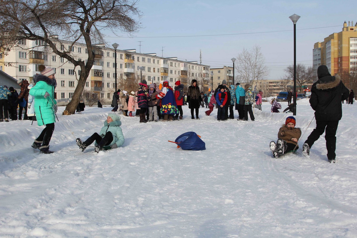 Бегали в мешках, под музыку перетягивали канат: в Тимирязевском парке Каменска-Уральского детвора и взрослые весело и шумно проводили зиму