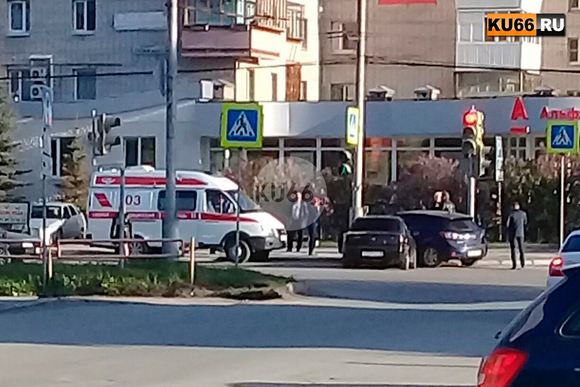 Авария в Каменске-Уральском: начинающий водитель за рулем легковушки не уступил дорогу Mazda 3, в которой были двое детей. ВИДЕО