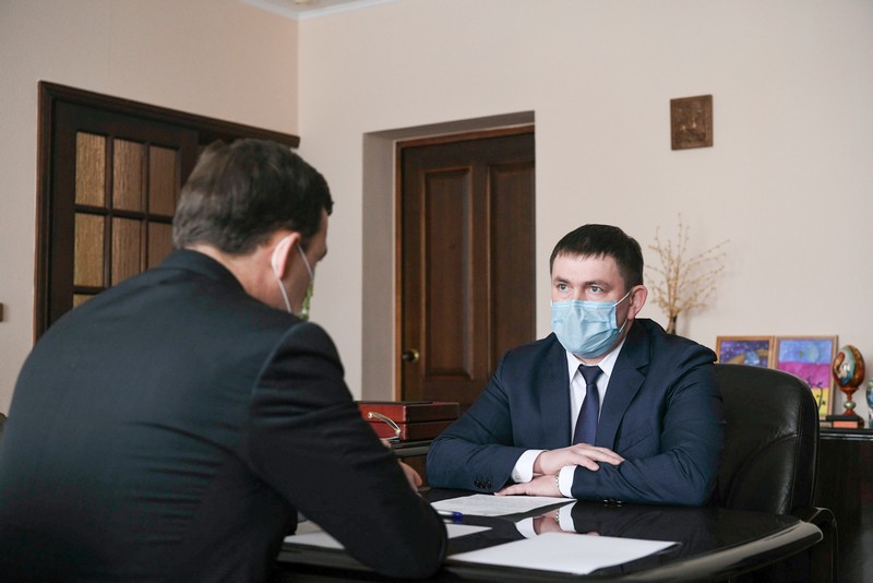 Экзамен сдан. Губернатор Куйвашев побывал в Каменске-Уральском и решил забрать Шмыкова к себе в администрацию. Мы уже знаем, кто будет мэром