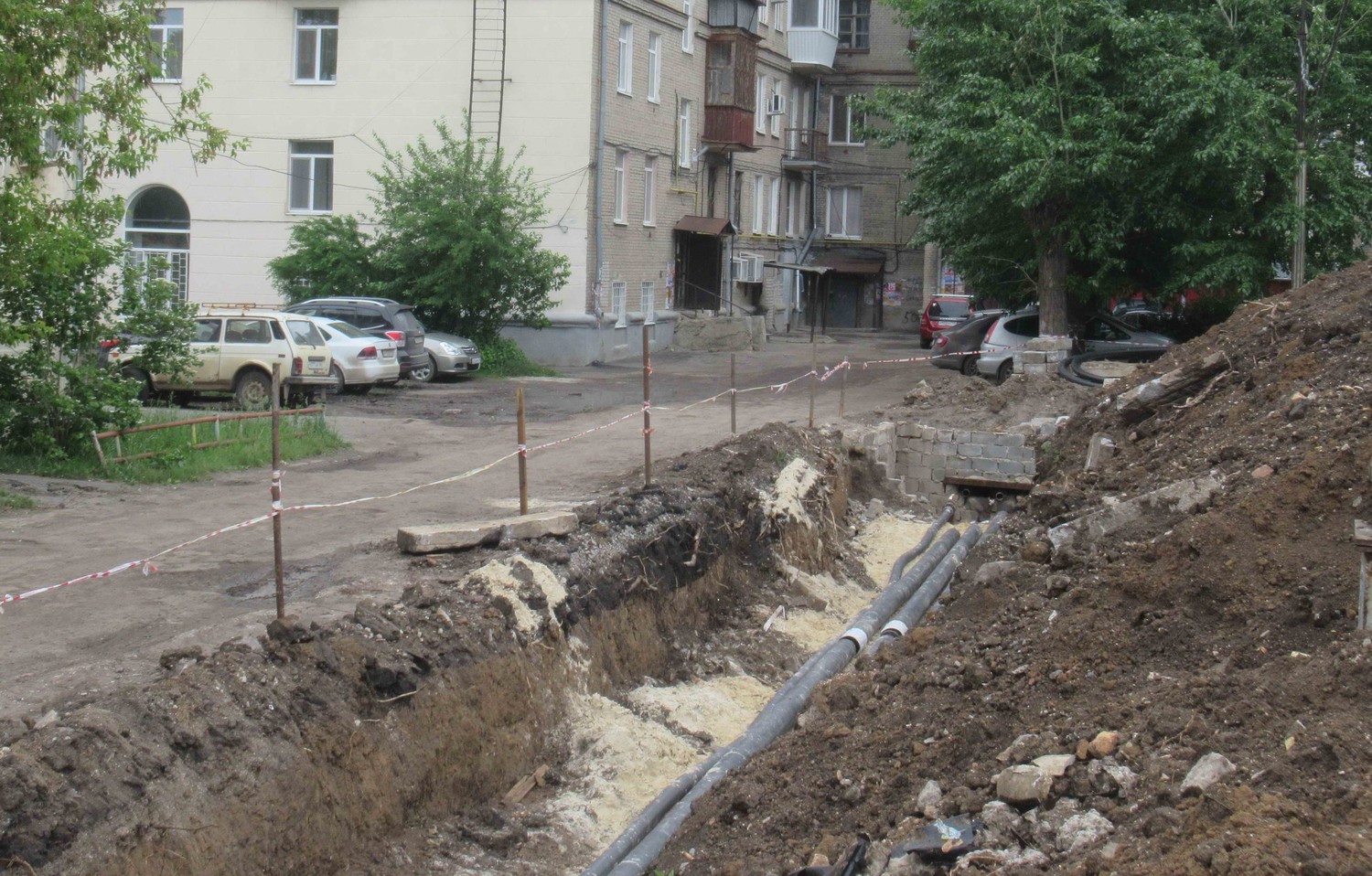 В этом году коммунальщики в Каменске-Уральском работают в связке с дорожниками — одни начинают раскопки, другие подхватывают и продолжают