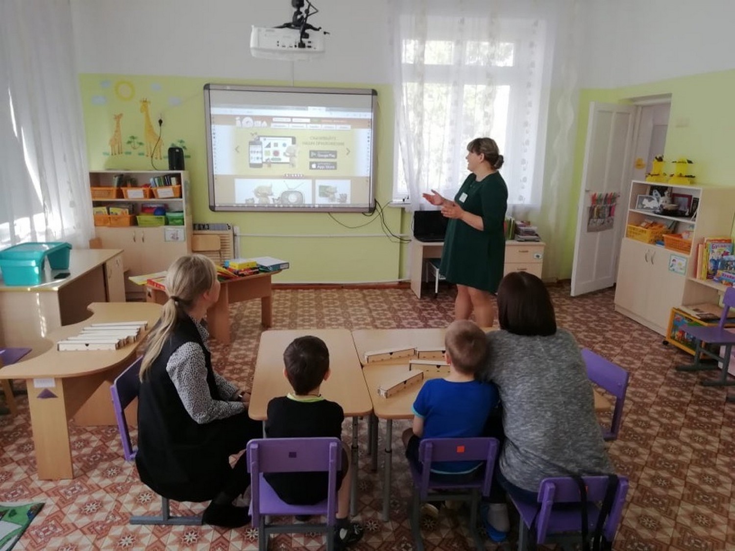 Родители пришли в детский сад Каменска-Уральского, чтобы посмотреть, где занимаются их малыши, и узнали, чем их занять в выходные