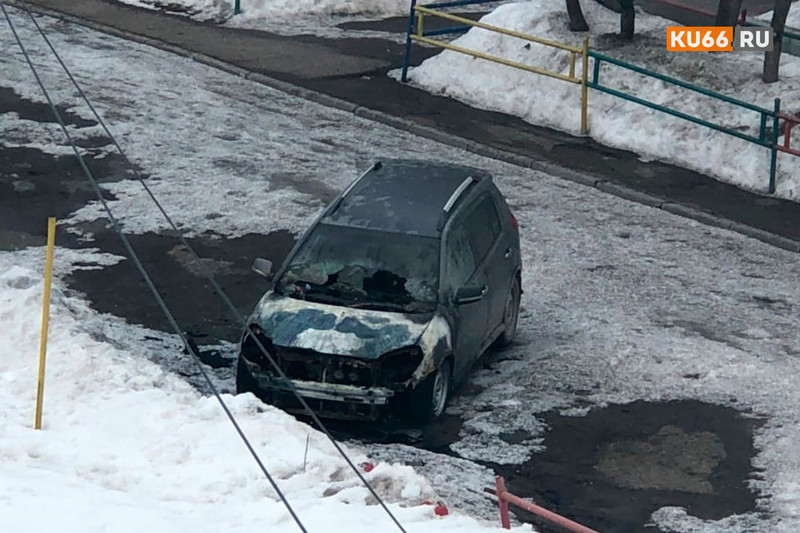 Двигатель китайской легковушки вспыхнул утром у дома по улице Трубная в Каменске-Уральском – пожарные залили его за пару минут Двигатель китайской легковушки вспыхнул утром у дома по улице Трубная в Каменске-Уральском – пожарные залили его за пару минут