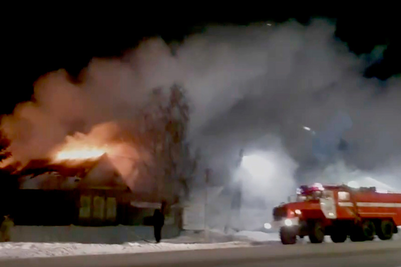 Рано утром в селе под Каменском-Уральским сгорел частный жилой дом. Огнеборцы спасли одного человека Рано утром в селе под Каменском-Уральским сгорел частный жилой дом. Огнеборцы спасли одного человека