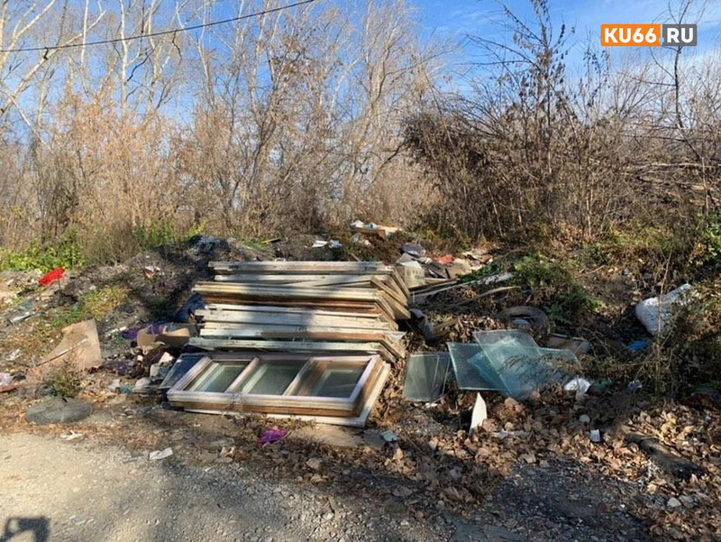 На свалку в гаражах, которой уже много лет, и на которую многие давно смотрят равнодушно, обратила внимание жительница Каменска-Уральского