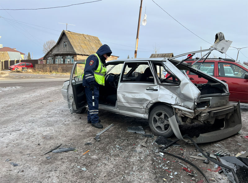 В Каменске-Уральском «Лада» врезалась в опору и припаркованный фургон: пострадали двое | В Каменске-Уральском 19-летний водитель на «Ладе» врезался в опору и попал в больницу