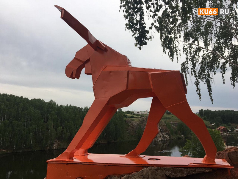 Неравнодушные каменцы помогли бизнесмену привести в порядок фигуру Лося во время спортивной прогулки. Сколько химии на это ушло?