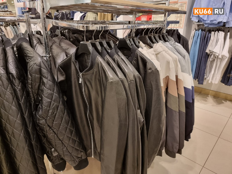 В Каменске-Уральском неизвестный похитил из магазина пять мужских джемперов и мужскую куртку