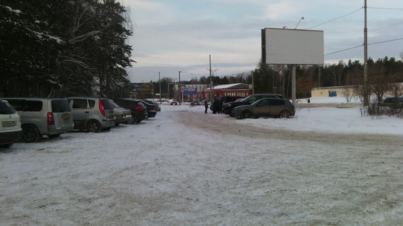 «Пора учить горожан отдыхать цивилизованно». Житель Каменска-Уральского призывает чиновников сделать парковки на ул. Кадочникова. Зачем?